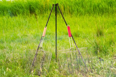 Bulanık yeşil arkaplanda ızgara ağları.