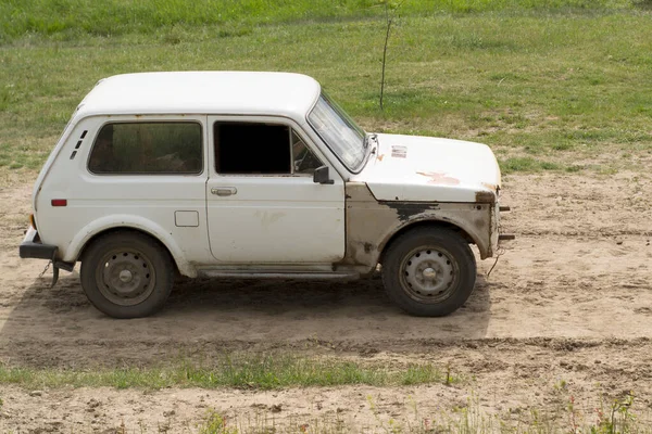 Staré Auto Jede Venkovské Silnici — Stock fotografie