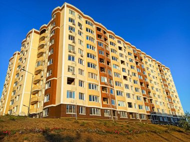 Çok katlı bir binanın ön cephesi. Perspektif bozulması..