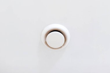 Tavanda havalandırma deliği var. Havalandırma prizi.