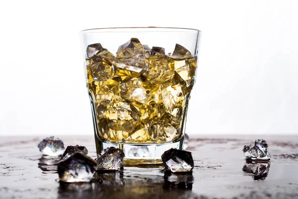 Vaso Whisky Con Hielo Está Bar —  Fotos de Stock