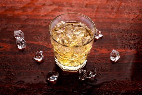 Vaso Whisky Con Hielo Está Bar —  Fotos de Stock