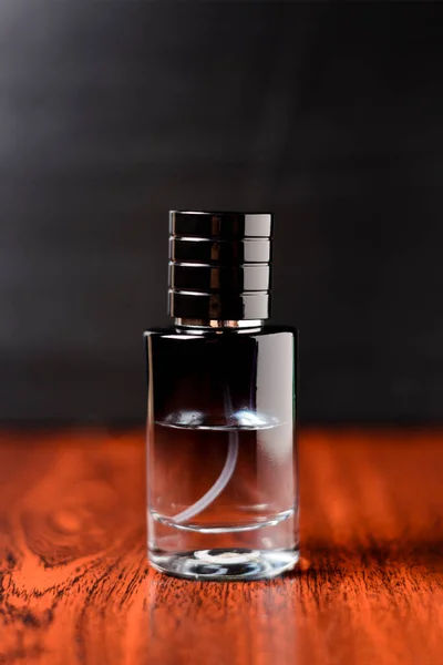 Eine Parfümflasche Steht Auf Einem Hölzernen Hintergrund — Stockfoto
