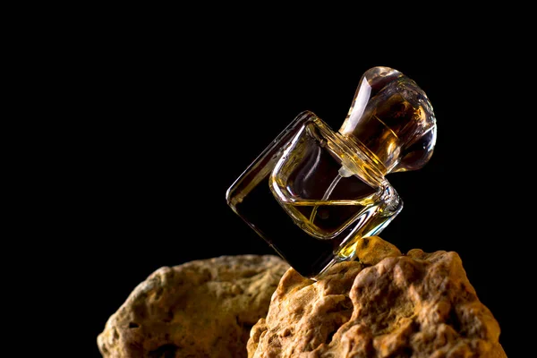 Una Botella Perfume Mujer Está Sobre Una Piedra —  Fotos de Stock
