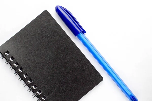 Black Notepad Blue Pen White Background Notepad Registrar Cosas Importantes — Foto de Stock