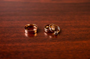 Ahşap zeminde altın alyanslar. Evlilik vasıfları. Düğün töreni.