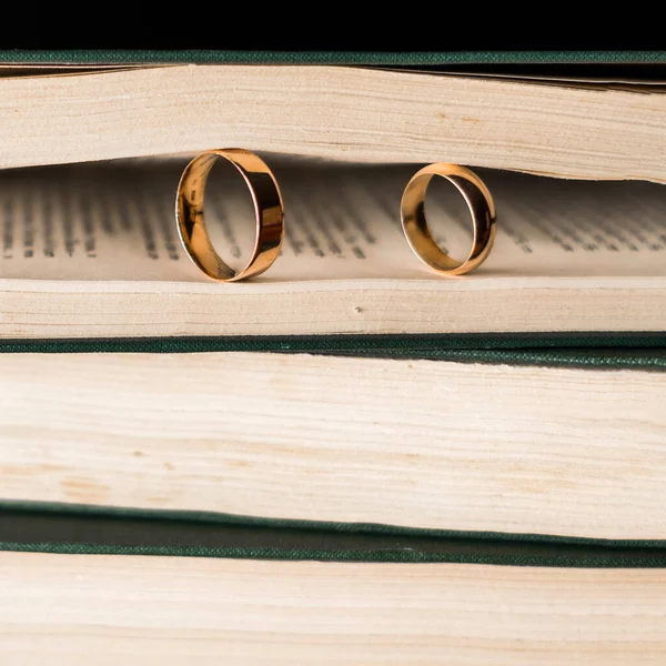 Goldene Eheringe Buch Vorbereitungen Für Die Hochzeit Trauung — Stockfoto