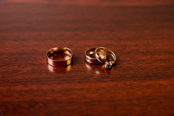木製の背景に金の結婚指輪 結婚式の属性 結婚式 — ストック写真
