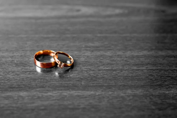 金婚戒指在黑色的白色背景上 婚礼的属性 — 图库照片