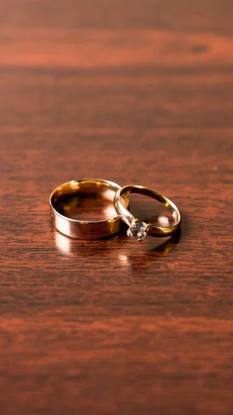 Anéis Casamento Ouro Fundo Madeira Atributos Casamento Cerimônia Casamento — Fotografia de Stock