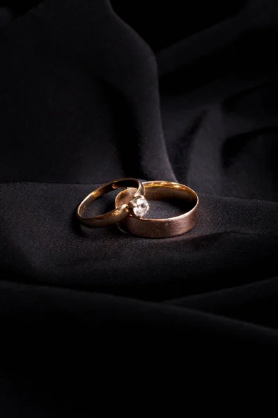黒い絹の金の結婚指輪 結婚式の属性 結婚式の準備 — ストック写真