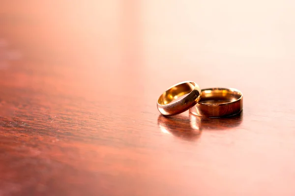 金婚戒指在木制的背景上 婚礼的属性 — 图库照片