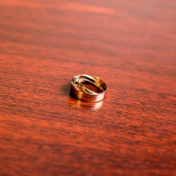 Zlaté Snubní Prsteny Dřevěném Pozadí Svatební Atributy Svatební Obřad — Stock fotografie