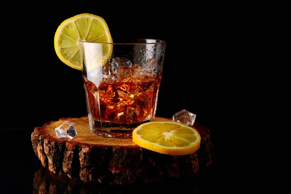 Vaso Whisky Con Hielo Limón Sobre Fondo Madera Limón Rodajas —  Fotos de Stock