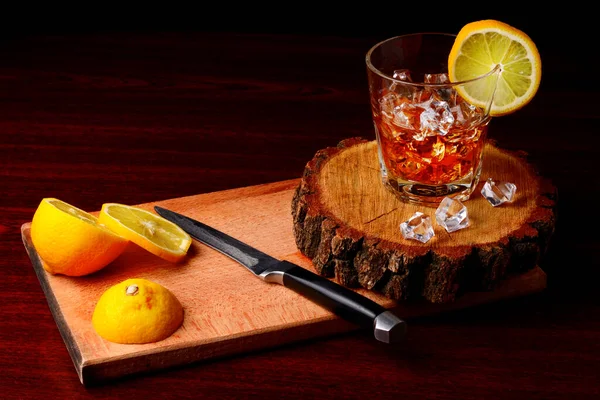 Vaso Whisky Con Hielo Limón Sobre Fondo Madera Limón Rodajas —  Fotos de Stock