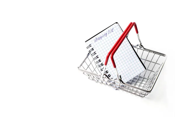 Beyaz Bir Arka Planda Alışveriş Sepetindeki Yazıtların Olduğu Defteri Alışveriş — Stok fotoğraf