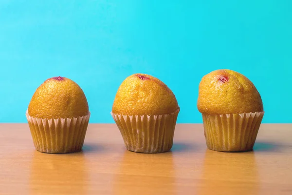 Läckra Muffins Med Körsbärssylt Ett Träbord Efterrätt För Och Kaffe — Stockfoto