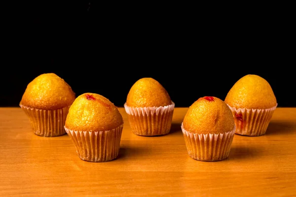 Dessert Appetitliche Muffins Auf Einem Hölzernen Hintergrund Hausgemachtes Gebäck — Stockfoto