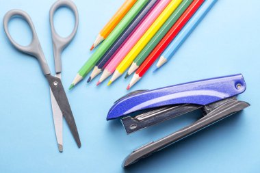 Öğrenci ayarlandı. Renkli kalemler, makas, zımba..