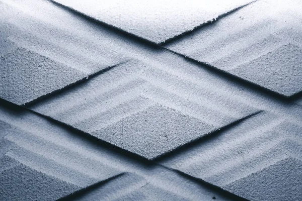 Yakın plan gri, beyaz, soyut bir cadde.