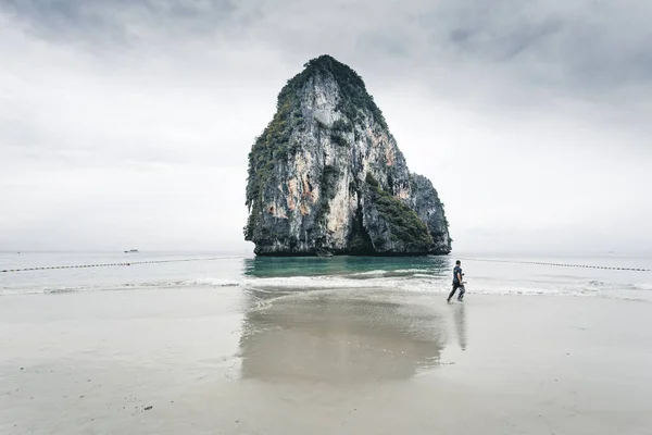 Tayland, Krabi 'de Railay plajında koşan bir adam var.