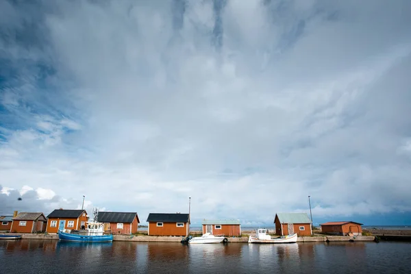Mavi küçük bir liman Beyaz bir balıkçı teknesi