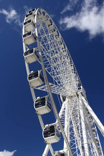 Brisbane 'deki büyük tekerlek. Derin mavi gökyüzü. Dikey.