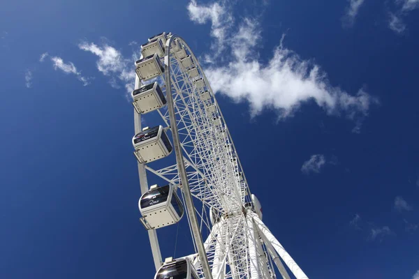 Brisbane 'deki büyük tekerlek derin mavi gökyüzü - yatay