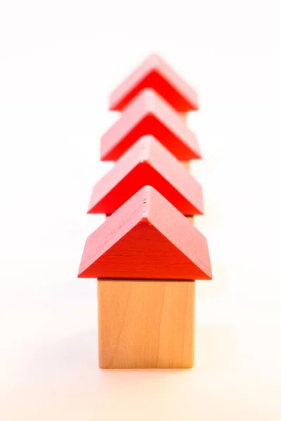 Peş peşe dört ahşap blok ev