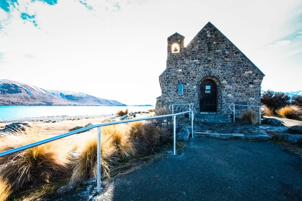 Arka plandaki iyi çoban kilisesi Tekapo Gölü, Yeni Zelanda
