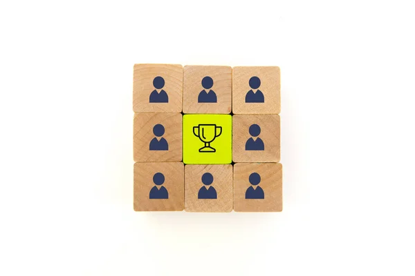 Doğal ahşap bloklar. Ortasında bardak olan yeşil bloğun etrafında çalışan simgeleri var.