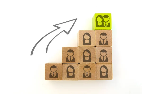 Tahta bloklar merdiven gibi dizilmiş. Ticari büyüme süreci için merdiven kariyer yolu kavramı, alanı kopyala