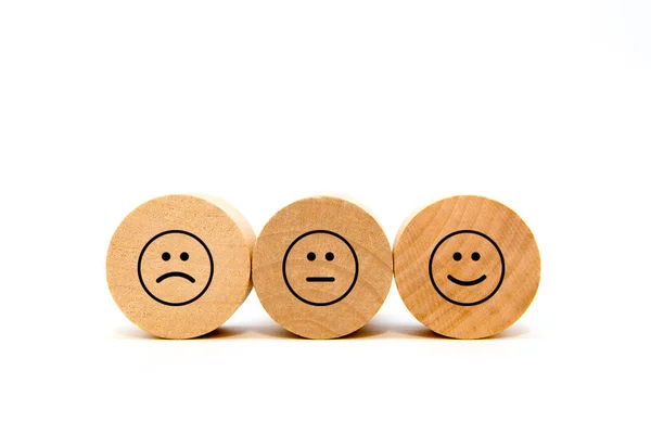 Gülen surat. Mutlu, tarafsız ve somurtkan yüz yuvarlak tahta bloklarda