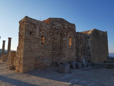Harika grungy duvar eski tuğla karşı bulutsuz mavi gökyüzü güneşli günde bina kalıntıları.