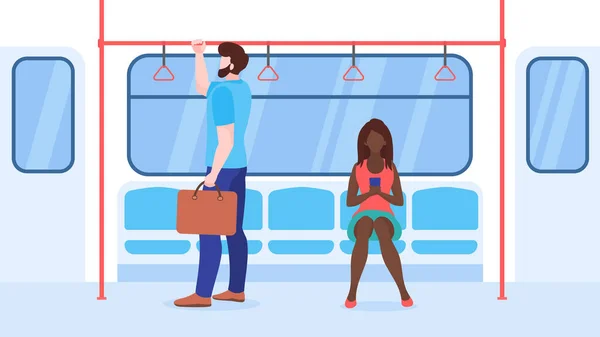 Pessoas em transportes públicos ilustração vetorial plana. Trens de metrô, passageiros de ônibus personagens de desenhos animados. Homem com pasta a segurar corrimãos. Jovem com smartphone. Viagem à cidade significa conceito . —  Vetores de Stock