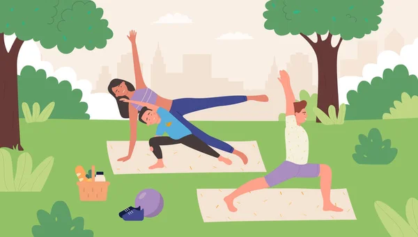 Famiglia yoga in estate parco all'aperto piatto vettore illustrazione, cartone animato felice famiglia persone fanno asana insieme, praticare yoga pose, meditando insieme sfondo — Vettoriale Stock