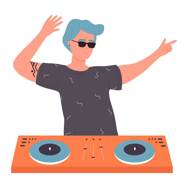 Jeune homme DJ avec des lunettes de soleil sur illustration vectorielle de fête musicale. Dessin animé plat masculin dansant personnage DJ avec table tournante mixeur faisant de la musique contemporaine dans la boîte de nuit, disque filant isolé sur blanc — Image vectorielle