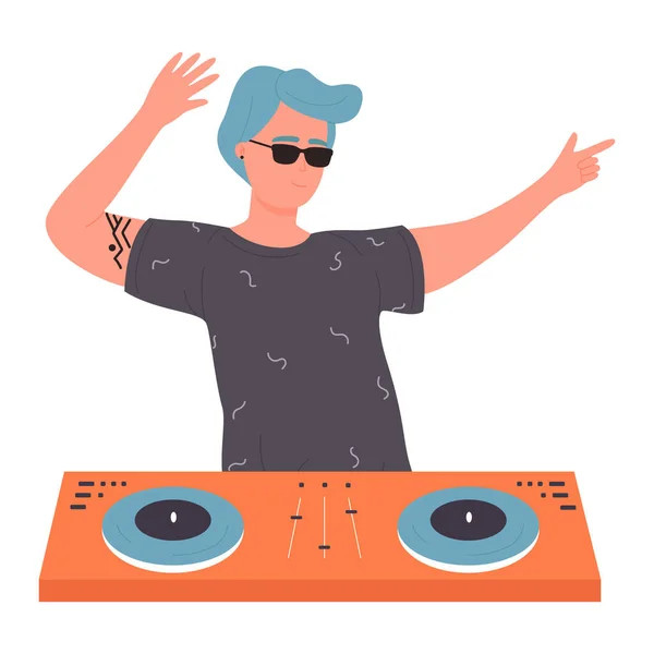 DJ jovem com óculos de sol em festa musical vetor ilustração. Desenhos animados plana personagem DJ dança com mesa giratória mixer fazendo música contemporânea no clube noturno, disco giratório isolado no branco — Vetor de Stock