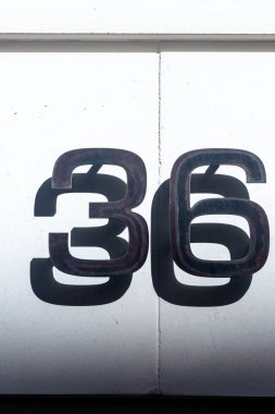 36 numaralı ev Londra 'da beyaz taştan bir duvarda güçlü bir 3D etkisi var.