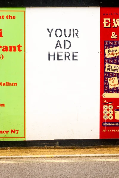 Buradaki reklamınızda beyaz pazarlama üzerine kara borsa yazıyor. Diğer posterler ve reklamlar arasında boş bir alan.