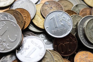 Yığınla Rus demir rublesi. Rus parası. Arkaplan rublesi. Bozuk paraların saçılması. Bir sürü Rus rublesi. Demir para geçmişi. Finans, iş, yatırım kavramı.