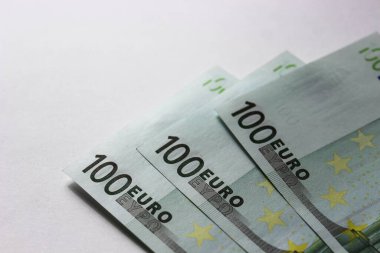 Beyaz arka planda izole edilmiş 100 Euro 'luk banknotlara yakın çekim. Para birimi, finansal