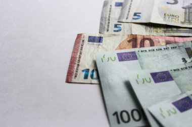 Avro para nakit geçmişi. ABD 'nin ödeme sisteminin bir parçası olarak avro banknotları yığını. Başarı, şans ve kazanma kavramı. Para birimi, finansal