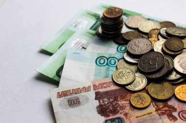 Rusya 'nın para geçmişi. Bir yığın moloz yığını. Para birimi üst görünümü. Rus Rublesi 'nin yakın planında bir sürü Rus rublesi var. Demir para. Finans, iş, yatırım kavramı.