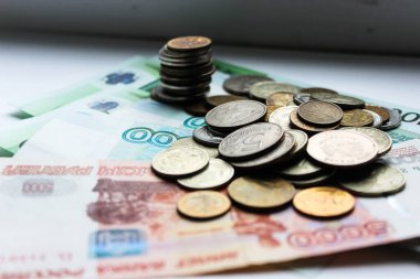 Rusya 'nın para geçmişi. Bir yığın moloz yığını. Para birimi üst görünümü. Rus Rublesi 'nin yakın planında bir sürü Rus rublesi var. Demir para. Finans, iş, yatırım kavramı.