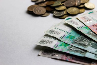 Rusya 'nın para geçmişi. Bir yığın moloz yığını. Para birimi üst görünümü. Rus Rublesi 'nin yakın planında bir sürü Rus rublesi var. Demir para. Finans, iş, yatırım kavramı.