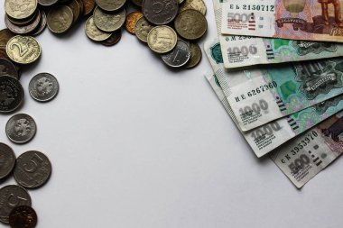 Rusya 'nın para geçmişi. Bir yığın moloz yığını. Para birimi üst görünümü. Rus Rublesi 'nin yakın planında bir sürü Rus rublesi var. Demir para. Finans, iş, yatırım kavramı.