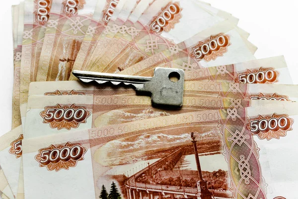 Металлические Ключи Горизонтальном Фоне Различных Банкнот Пять Тысяч Российских Рублей — стоковое фото