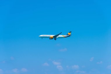 Heraklion, Girit, Yunanistan 9 Ağustos 2018. Thomas Cook Airlines Airbus A330, Heraklion Uluslararası Havaalanı'na iniş için yaklaşıyor.