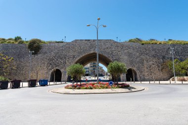 Yunanistan 'ın Girit kentindeki Heraklion eski kasaba tarihi merkezini çevreleyen Venedik tahkimat duvarları